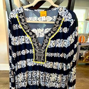 Navy and cream tunic with yellow trim at neck. 3/4 sleeves, smoke-pet free